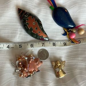 Bundle of 4 decorative brooches